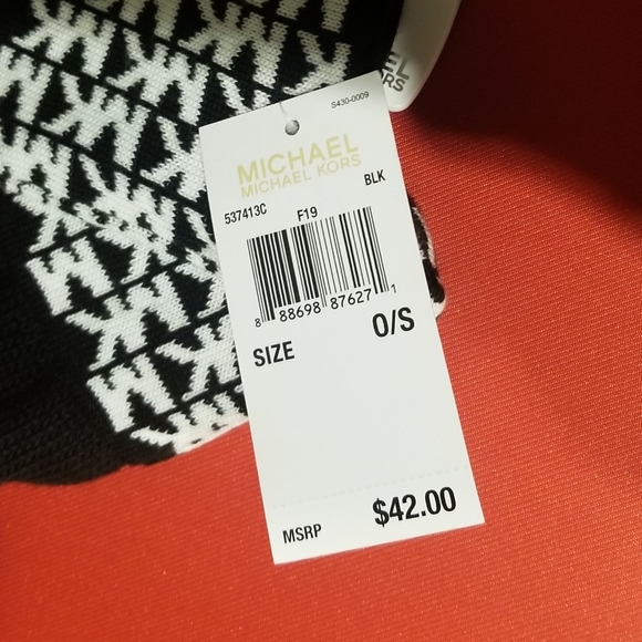 New nicely wrapped MK gloves & infinity scaf - Picture 2 of 3